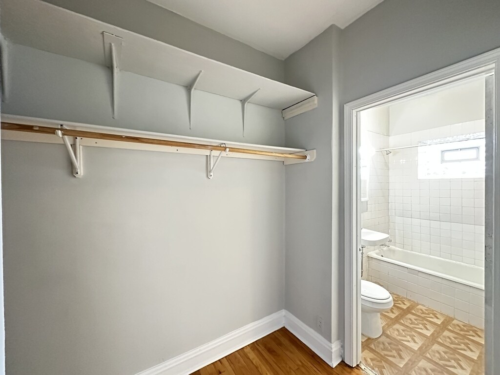 Building Photo - 2249 W Wilson Ave