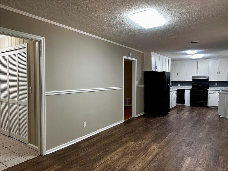 Building Photo - 1009 Rosedale Dr