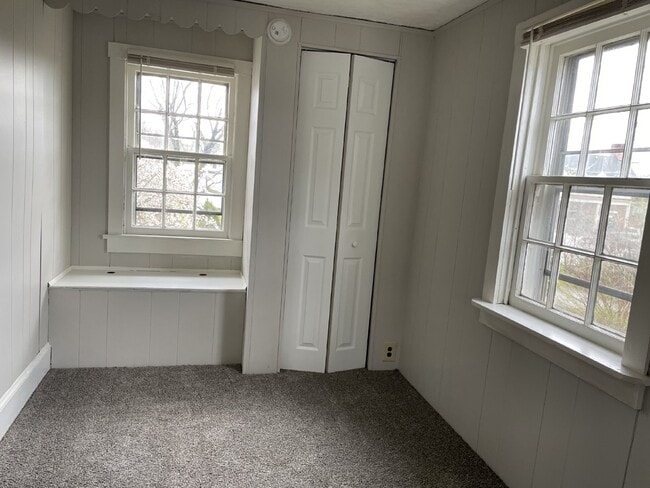 Building Photo - "Charming 3-Bed Home with 1.5 Baths in Fro...