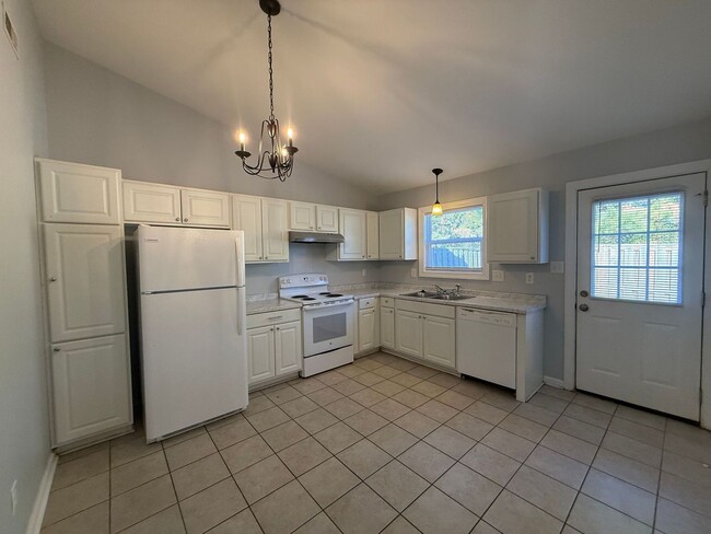 Building Photo - 2 bedroom 2 bath duplex