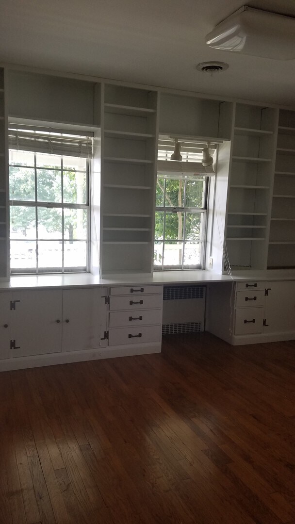 Building Photo - Charming Three-Bedroom Home Near Universit...