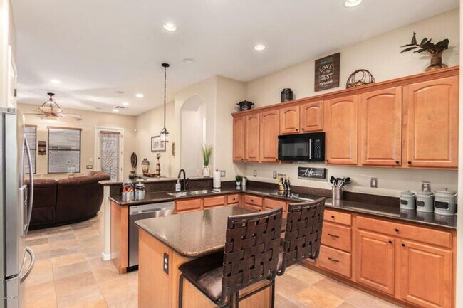 Building Photo - 908 Elm St