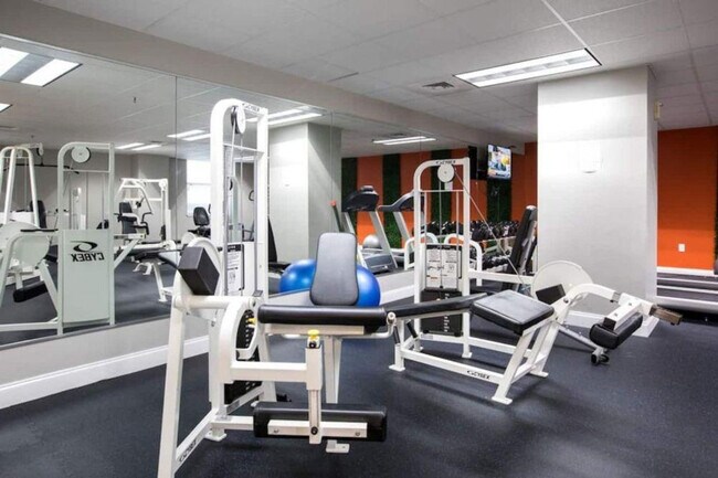 Building Photo - 925 Common St