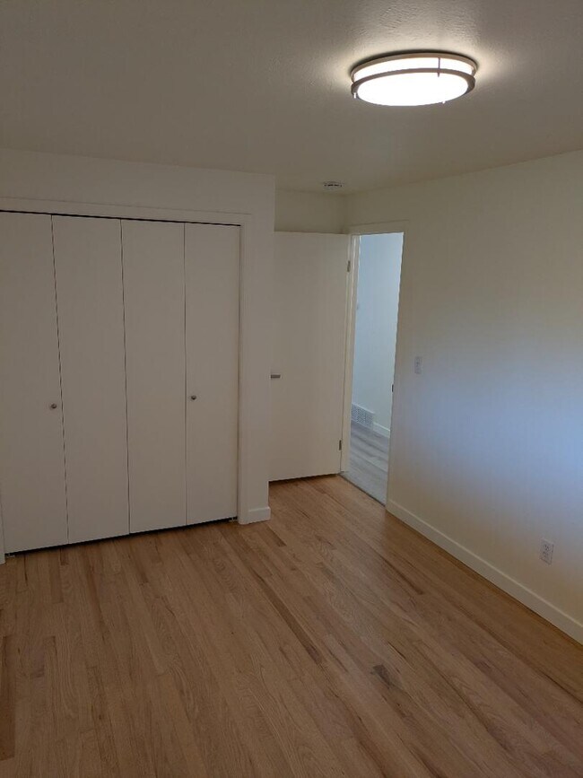 Building Photo - 425 Manhattan Dr