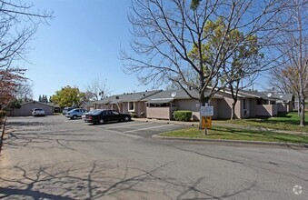 Building Photo - 2654 McGregor Dr