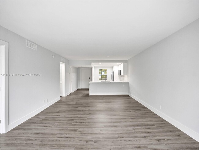 Building Photo - 605 Oaks Dr