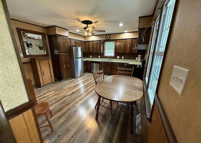 Building Photo - Welcome to this spacious 3 bedroom, 2 full...