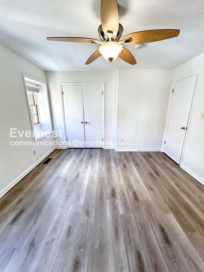 Building Photo - 2 Bed, 2.5 Bath Townhome with Assigned Par...