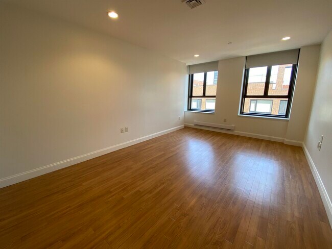 Building Photo - 875 Elm St
