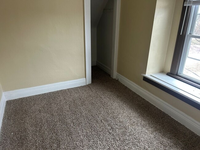 Building Photo - 3 Bedroom House