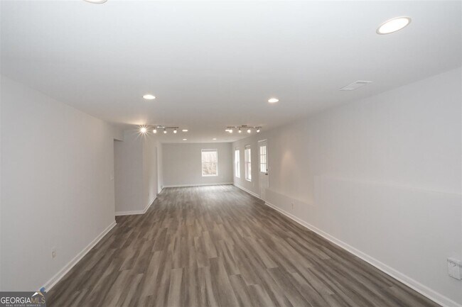 Building Photo - 3205 Vaughan Dr