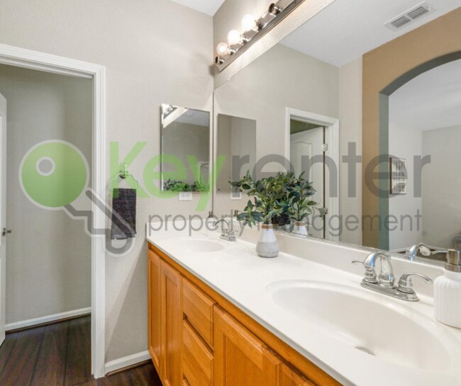 Building Photo - 209 Needle Ct