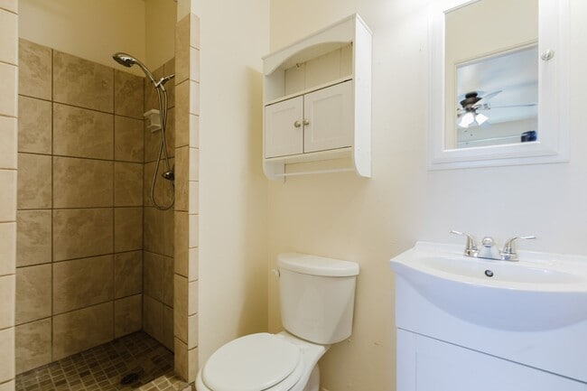 Building Photo - 3 Bedroom 2 Bathroom