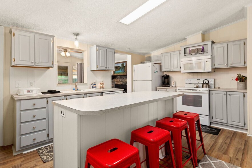 Building Photo - 705 Firefly Dr