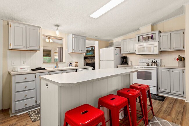 Building Photo - 705 Firefly Dr