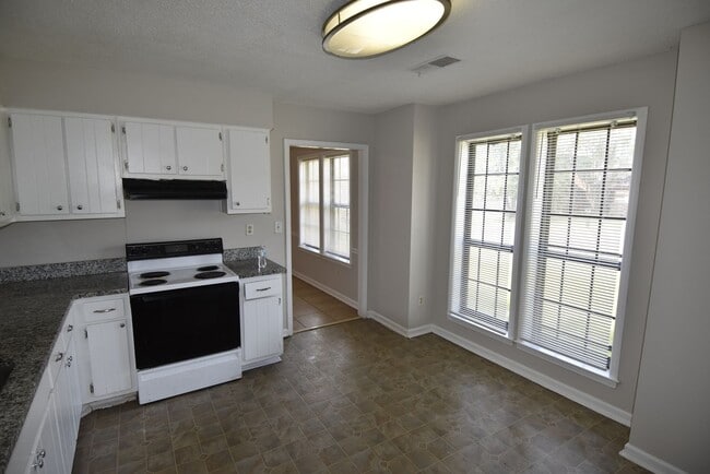 Building Photo - Stunning 5-Bedroom Home in Bartlett - Spacious, Elegant & Move-In Ready!