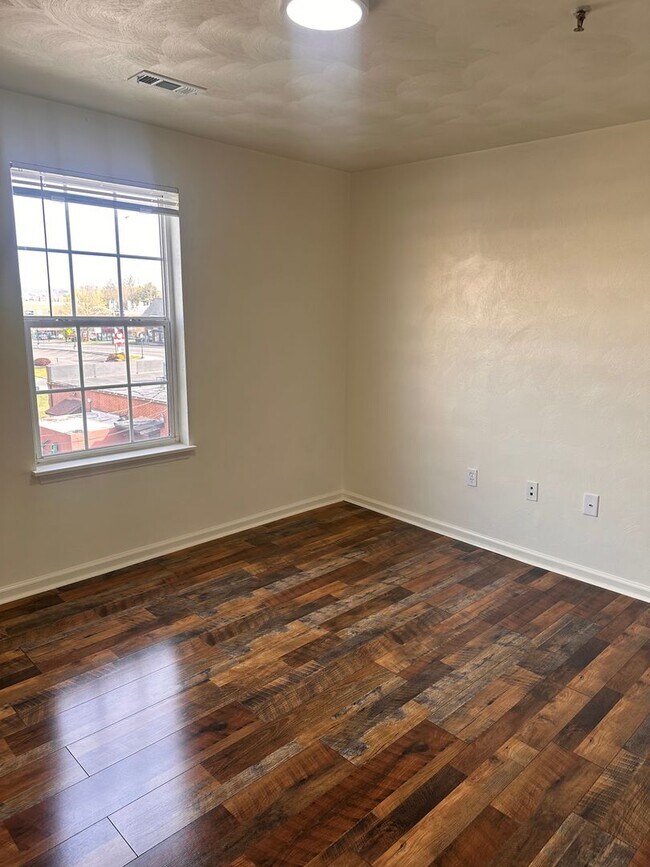 Building Photo - 4 Bedroom 2 Bath Apartment 2nd Floor