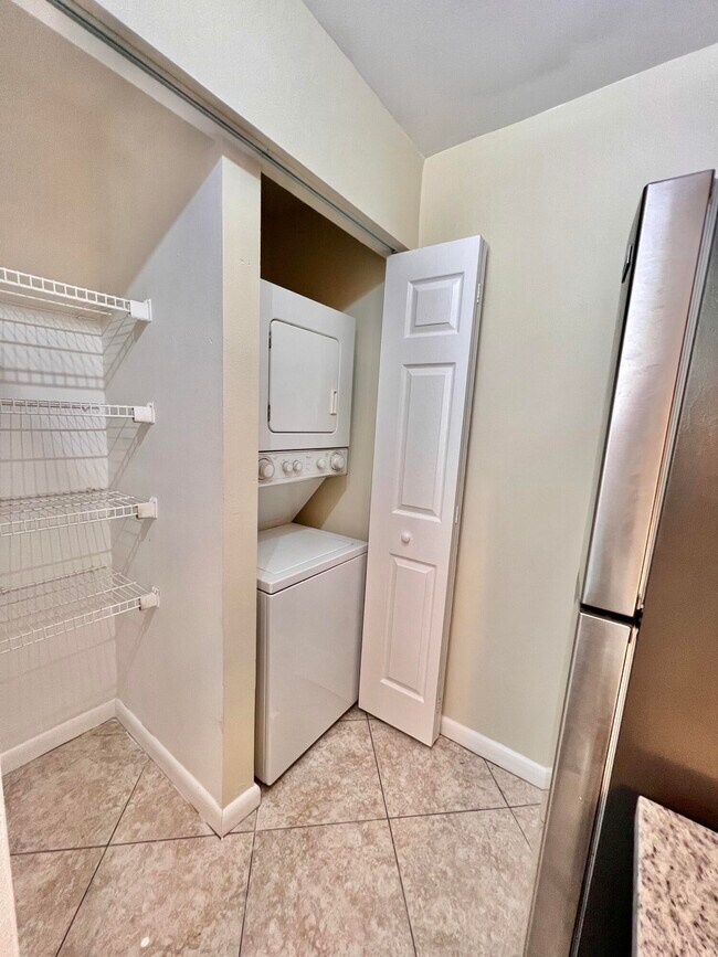 Building Photo - 4855 Via Palm Lakes