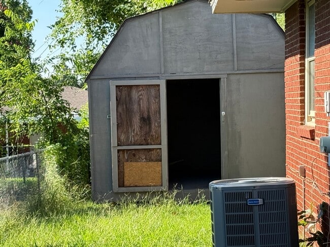 Building Photo - Stunning 3 bedroom, 1.5 Bath in Tulsa