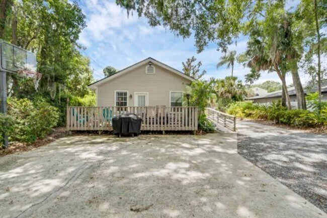 Building Photo - Charming 2-Bedroom Home within 3 miles of ...