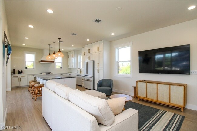 Building Photo - 4879 Esplanade St