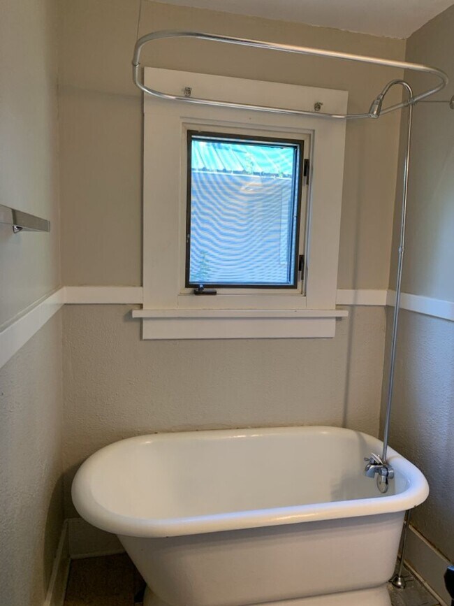 Building Photo - STUDENTS WELCOME! Adorable Single-Family Home in Historic Old Town