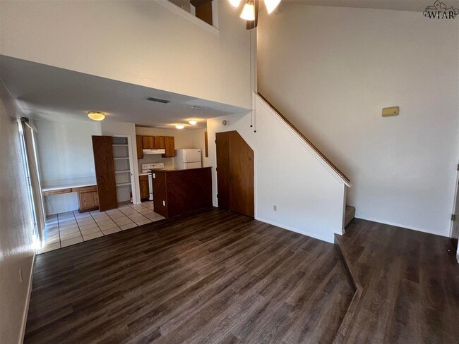 Building Photo - 4501 Mistletoe Dr