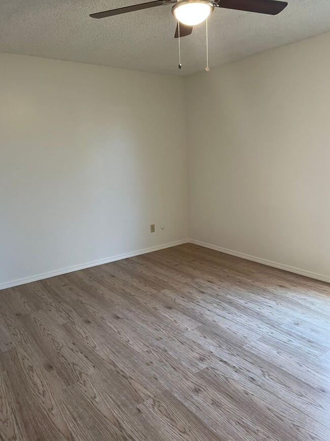 Building Photo - 2 Bed / 2 Bath Duplex with Garage & Private Yard – Great Location!