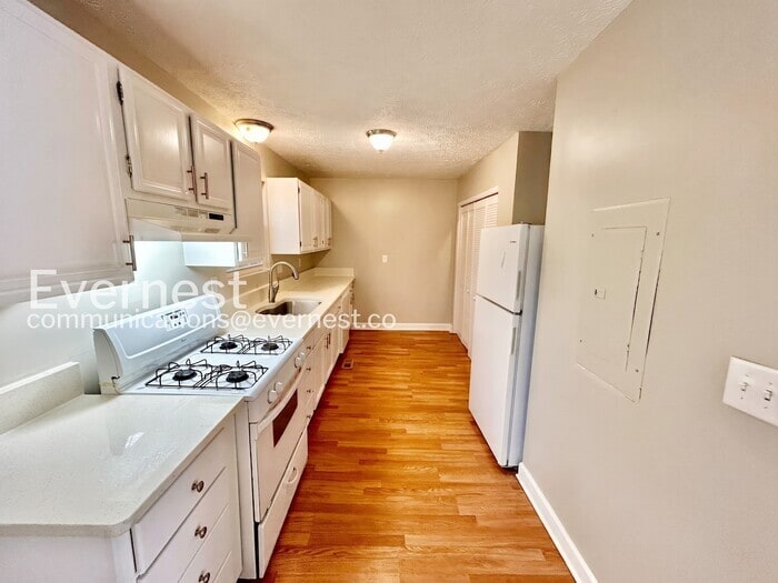 Building Photo - 2771 Skyland Dr NE