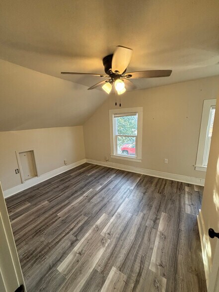 Building Photo - 517 7th St E