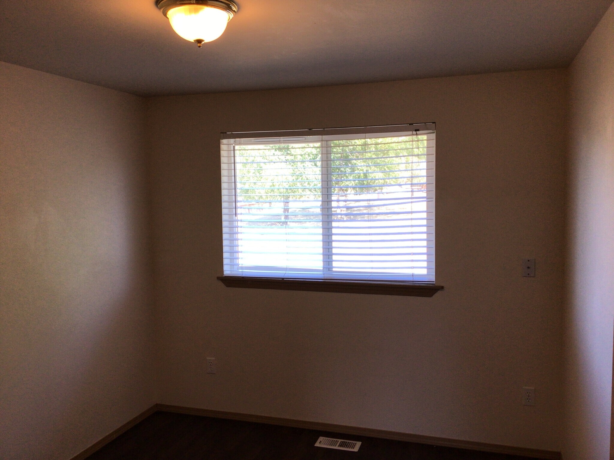 Building Photo - 19403 Valley View Dr