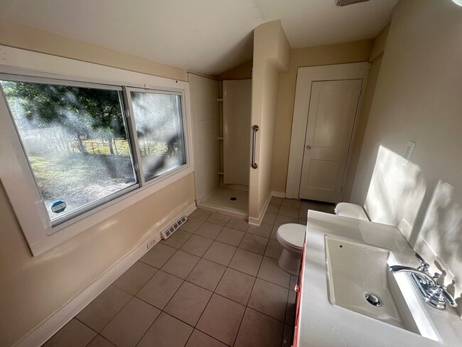 Building Photo - 1506 Charlton St