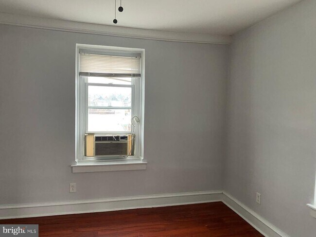Building Photo - 1221 S 52nd St