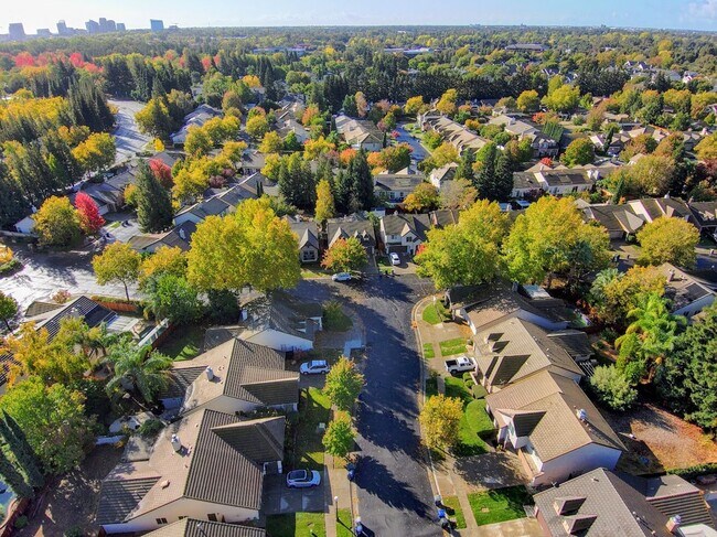 Building Photo - Beautiful 3bed 2.5bath 2 story home located in Rivergate Gated Community