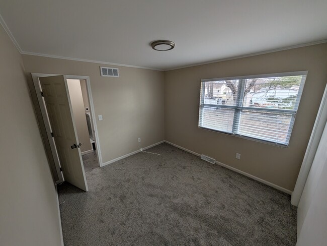 Building Photo - 407 Holiday Dr