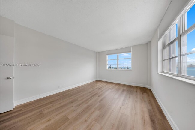 Building Photo - 1455 N Treasure Dr