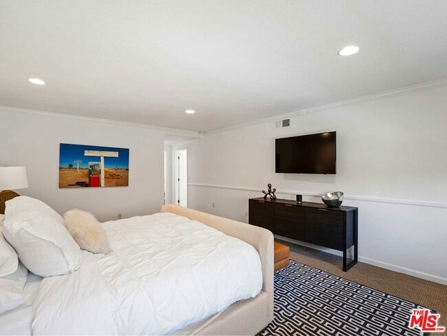 Building Photo - 2898 Woodwardia Dr