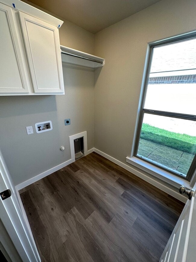 Building Photo - Brand new in The Meadows!