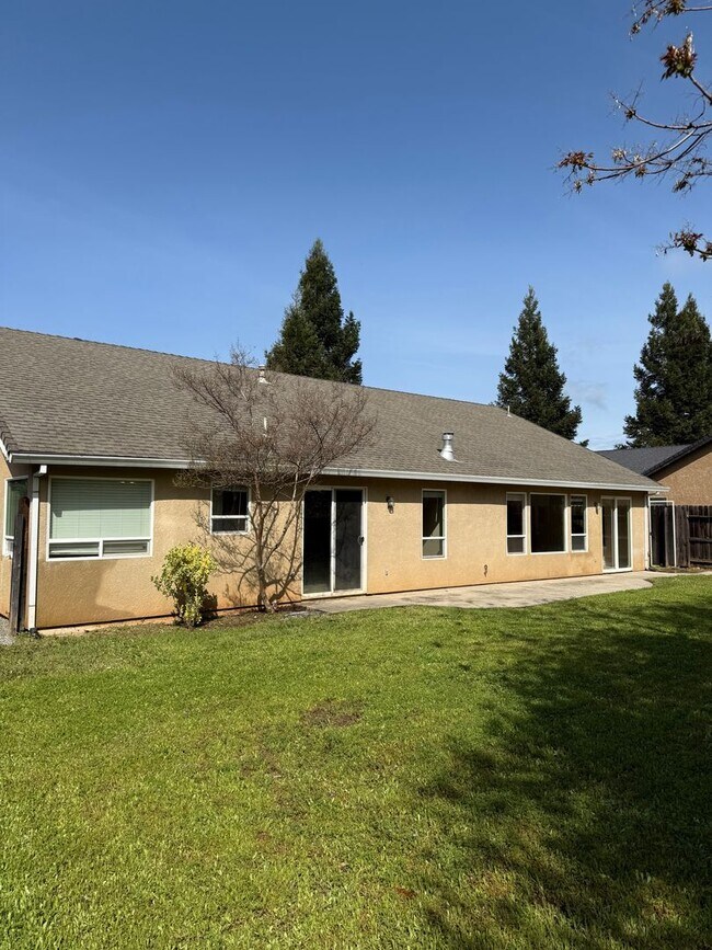 Building Photo - 4 bedroom, 2 bathroom home in Great Neighborhood!