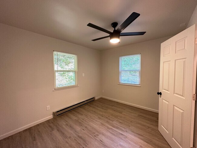 Building Photo - 6 Bed/2 Bath w/Ample Parking Mins. from UC...