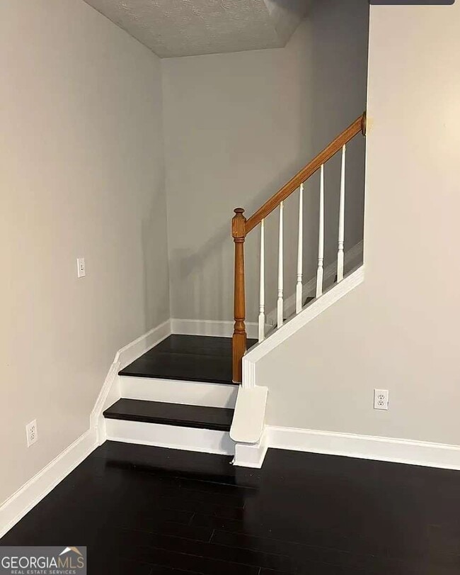 Building Photo - 235 Circle Rd