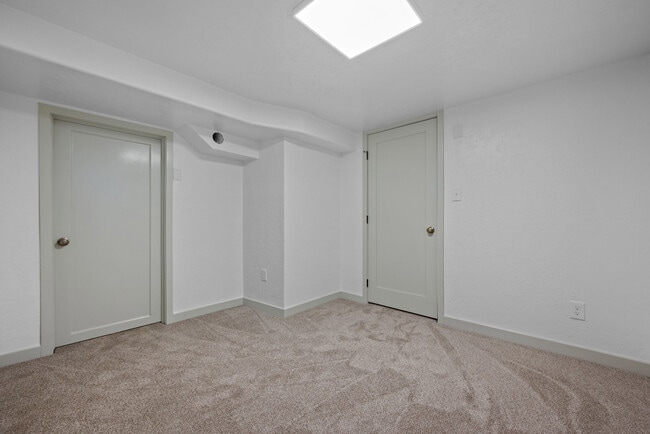 Building Photo - 840 W Montague Ave