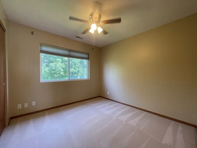 Building Photo - Large Home for rent in Bellevue