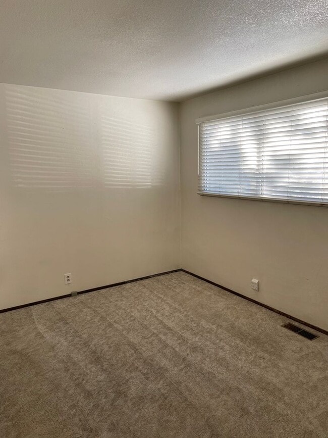 Building Photo - Al Tahoe - 4 bedroom 2 bath with Garage