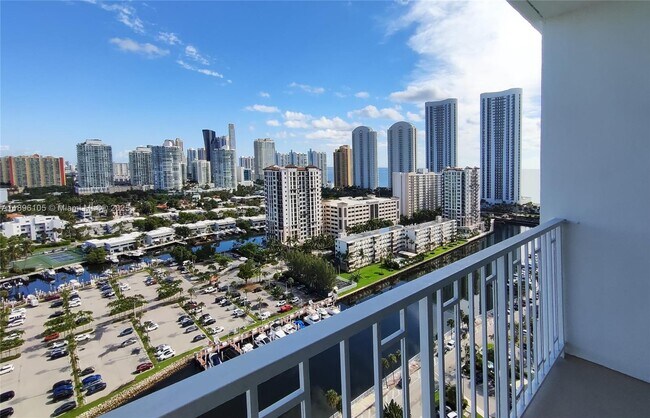 Building Photo - 500 Bayview Dr