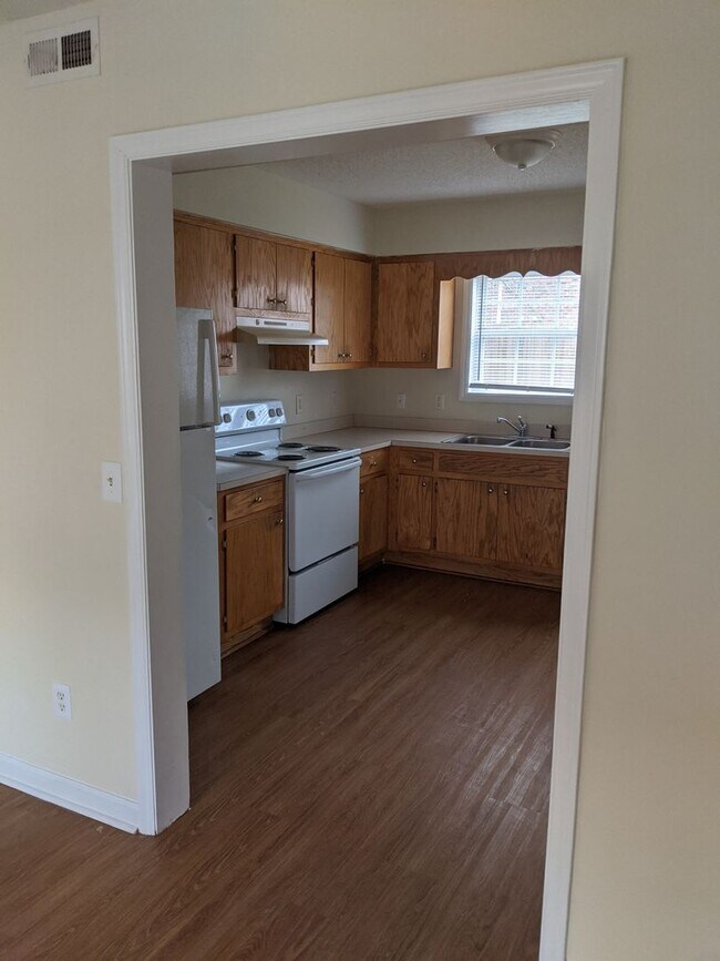 Building Photo - Two bedroom, 1.5 townhouse in Graham (Park...
