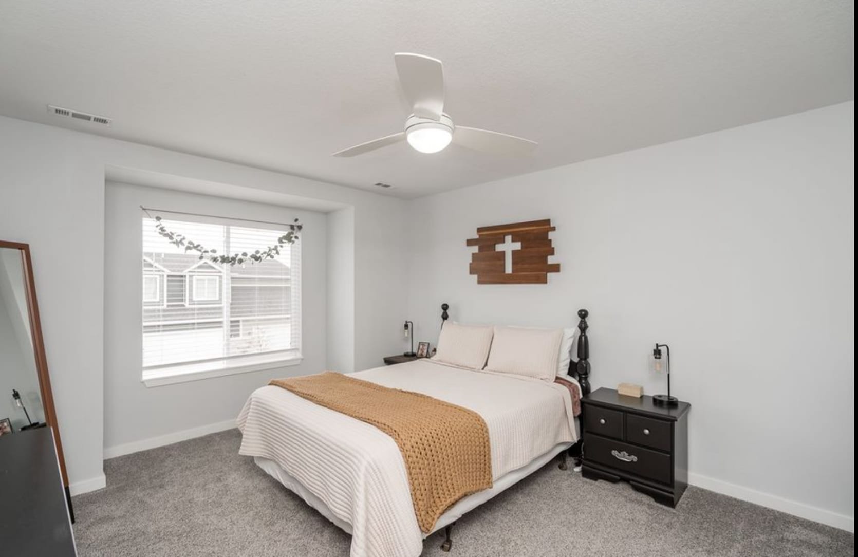 Spacious master suite with walk-in closet - 513 Spring Crest Lane