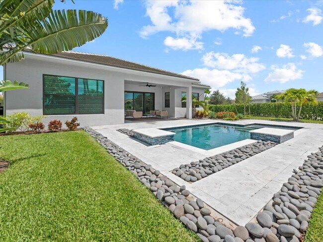 Building Photo - 5577 St Armands Way