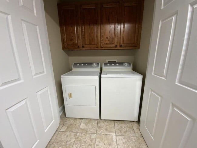 Building Photo - 104 Lakeview Commons Dr