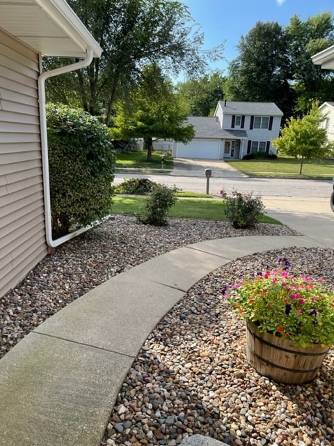 Building Photo - 208 Greenleaf Dr